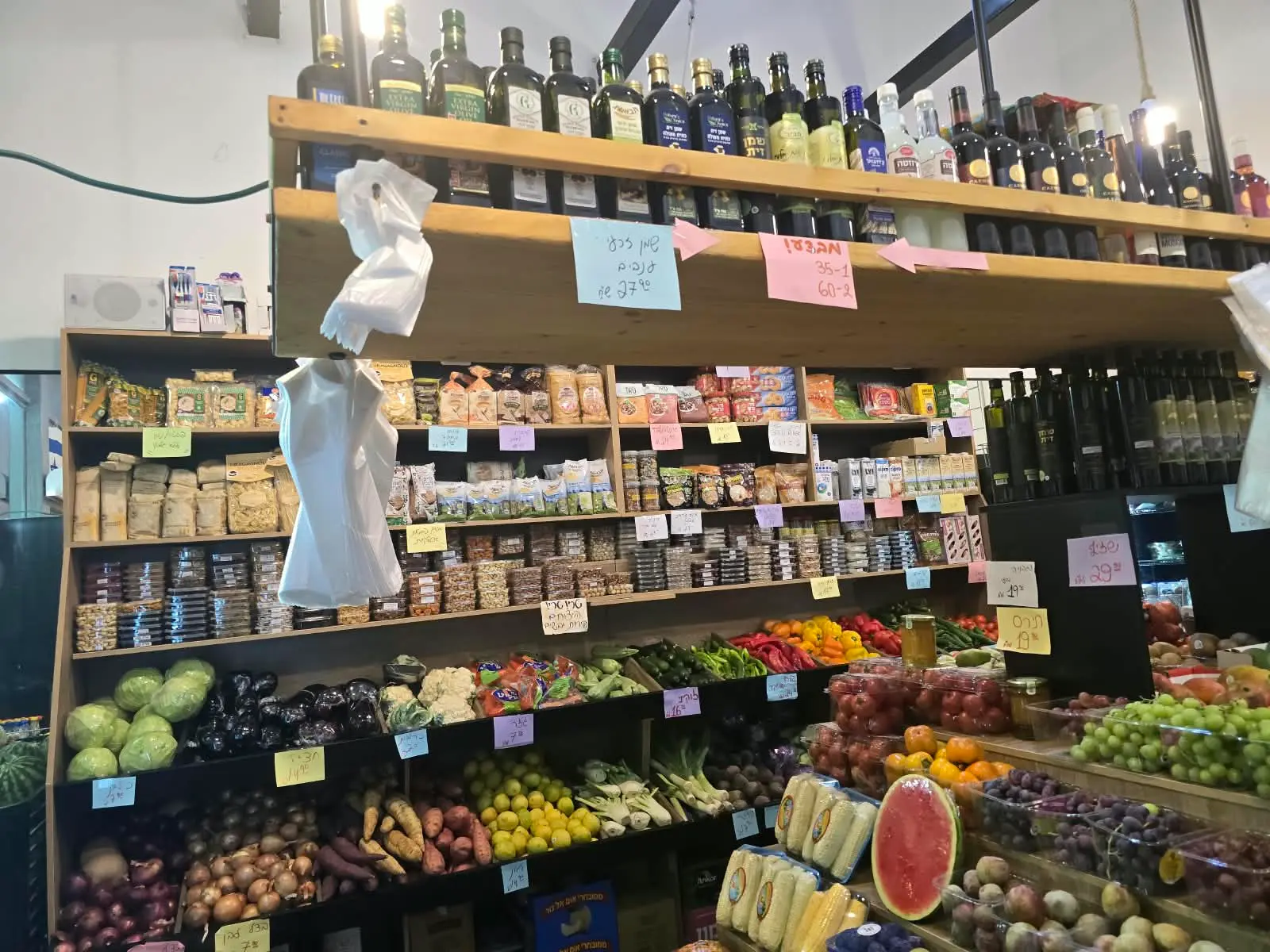 החנות של טוהר האדמה — מדפים עשירים בתוצרת טרייה וצבעונית